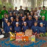 Jajaran DPC PKB Barito Utara bersama keluarga besar Pondok Pesantren Darussalam Al Mubarakah dalam kegiatan berbagi sembako untuk memperingati Hari Santri Nasional 2026 di Kelurahan Jingah, Muara Teweh. (Dok. Istimewa).