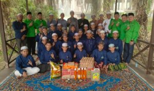 Jajaran DPC PKB Barito Utara bersama keluarga besar Pondok Pesantren Darussalam Al Mubarakah dalam kegiatan berbagi sembako untuk memperingati Hari Santri Nasional 2026 di Kelurahan Jingah, Muara Teweh. (Dok. Istimewa).