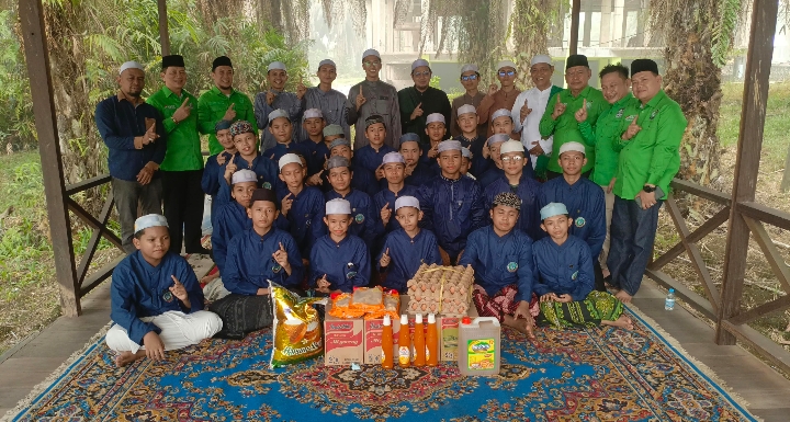Jajaran DPC PKB Barito Utara bersama keluarga besar Pondok Pesantren Darussalam Al Mubarakah dalam kegiatan berbagi sembako untuk memperingati Hari Santri Nasional 2026 di Kelurahan Jingah, Muara Teweh. (Dok. Istimewa).